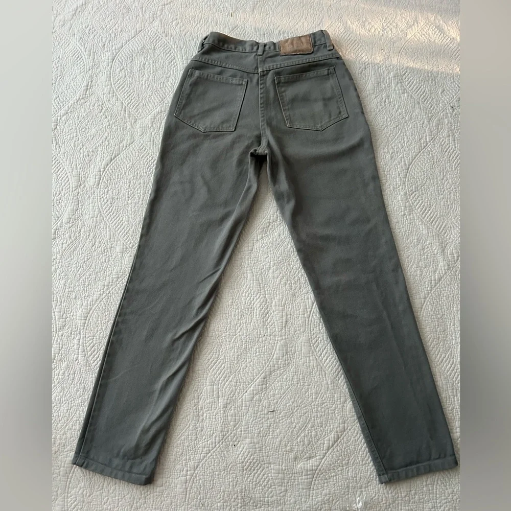 Vintage 90s Mom Jeans in grey twill denim. Size 4 (more like a 2). Decent shape!